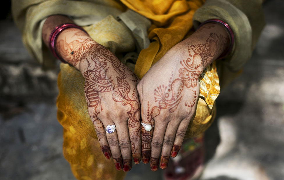 Manos de mujer decoradas con henna.