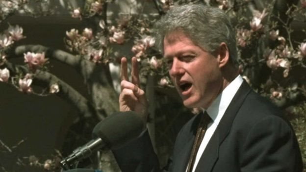 الرئيس السابق بيل كلينتون وخلفه الشجرة