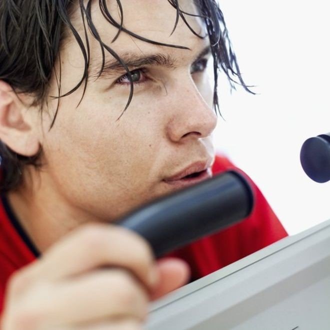 Hombre en bicicleta estática.