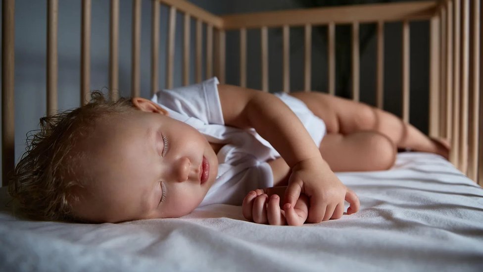 O que acontece quando deixamos bebê 'chorar até dormir' - BBC News Brasil