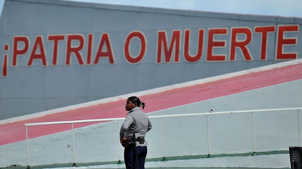 Una policía cubana