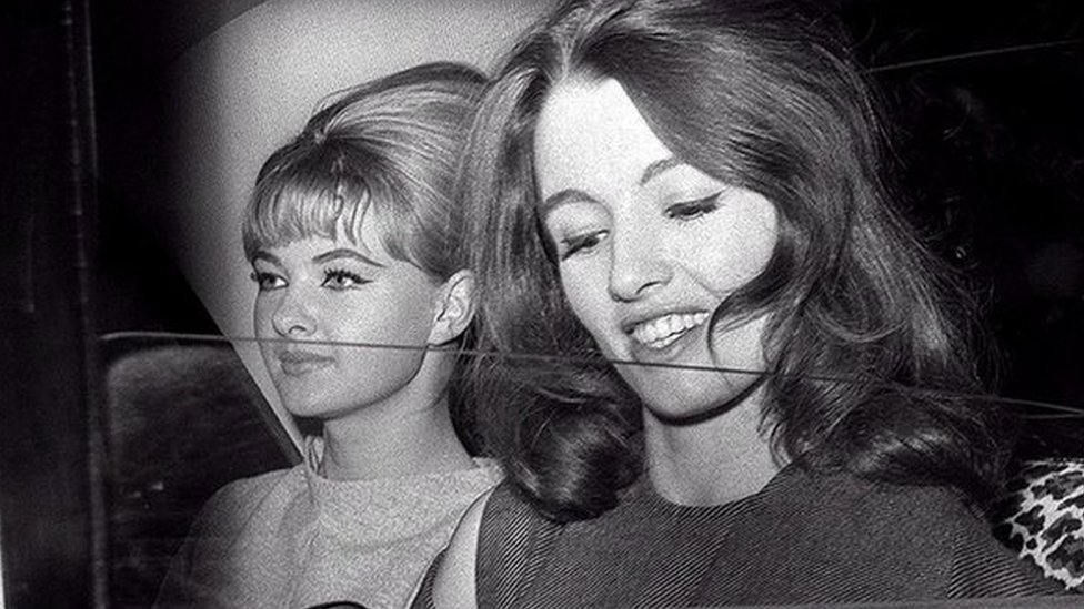 Christine Keeler y Mandy Rice-Davies.