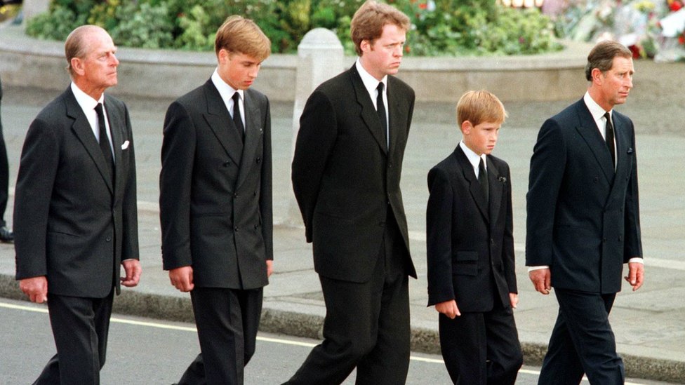 El duque de Edimburgo, el príncipe William, el conde Spencer, el príncipe Harry y el príncipe Carlos caminan detrás del féretro de Diana, durante su funeral.