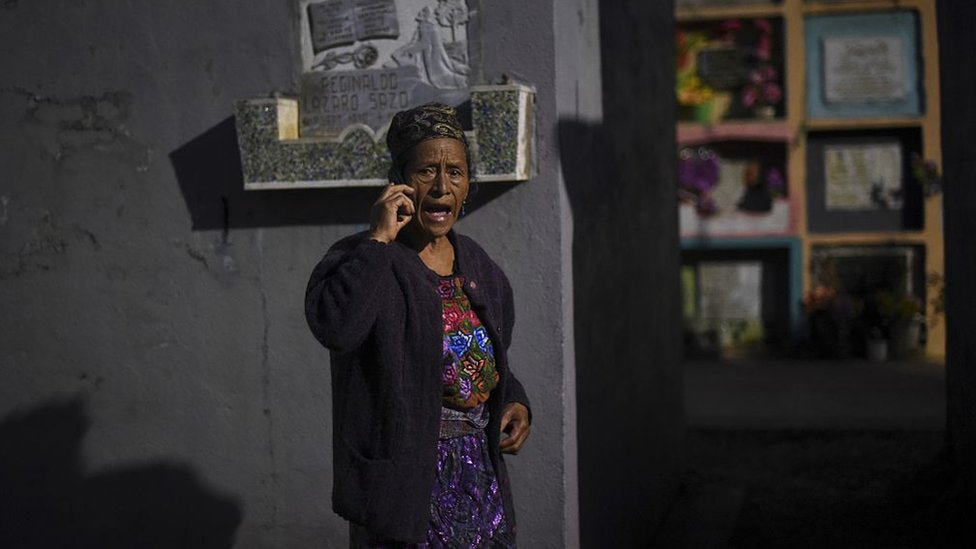 Una mujer guatemalteca habla por celular
