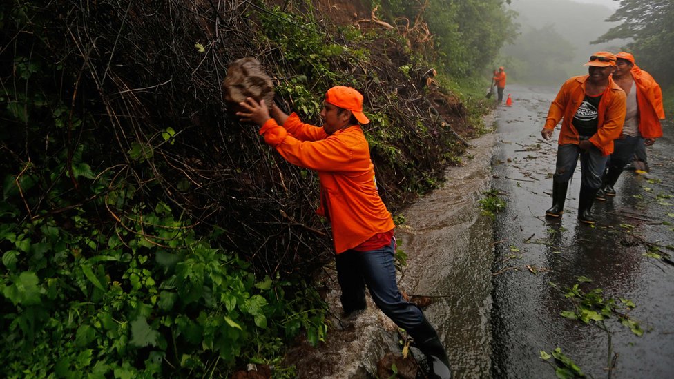 Retirada de obstáculos en la carretera.