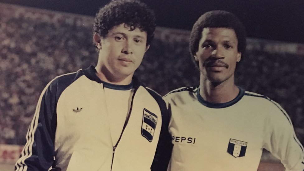 Héctor "Pecho de Águila" Zelaya junto a su compañero mundialista Tony Laing, (Foto: cortesía Héctor Zelaya)