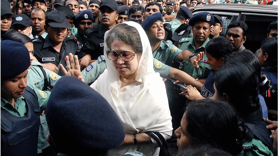 Tasma bilan sikilgan yigitlarni onlayn tomosha qiling