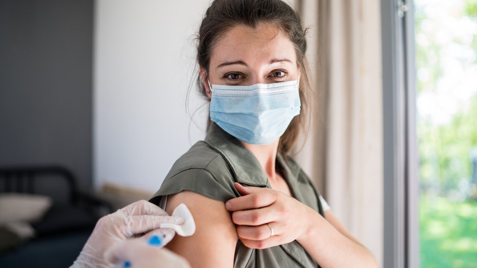 Vacunas contra la covid-19: ¿es posible contraer el coronavirus y contagiar  a otros después de vacunarse? - BBC News Mundo