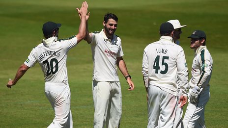 Worcs collapse before bowlers rally