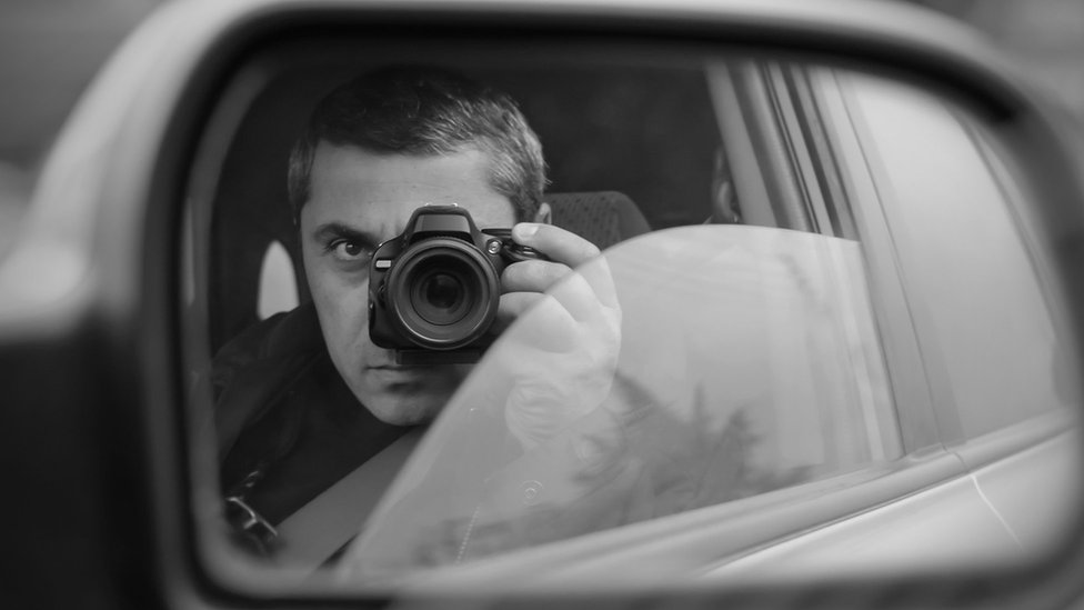 Espía tomando una foto