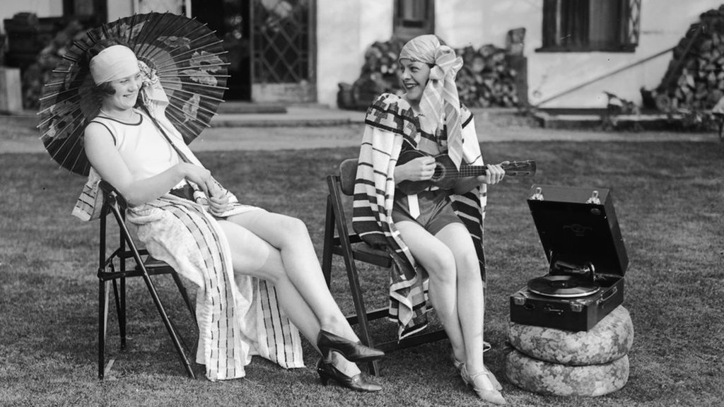 mujeres usando un fonógrafo
