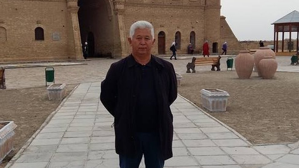 Әйелдер әдемі шаштарымен аяқтарын таратады