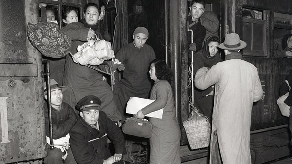 圖為1949年南京火車站上，各地的人們
