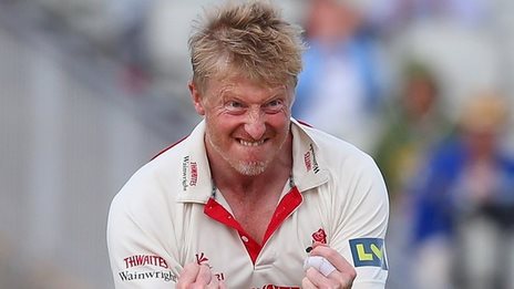 Lancs take charge on weather-hit day