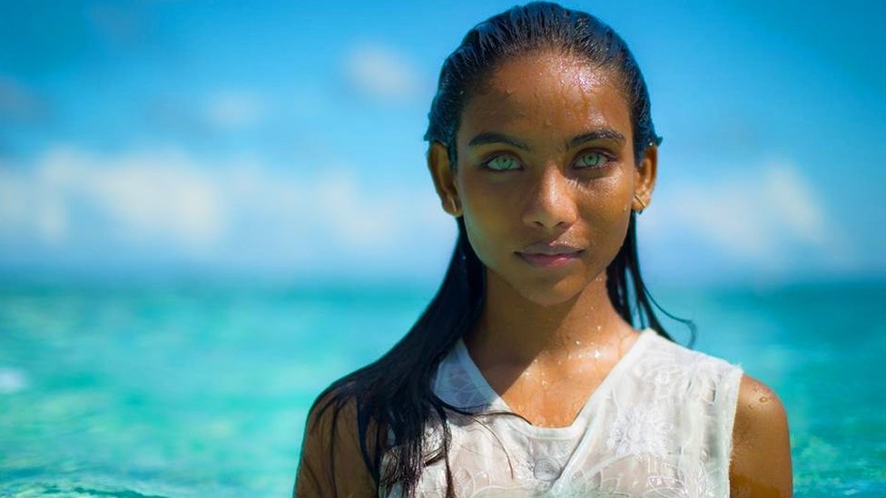 Ксения Бородина сиқырды сорып жатыр