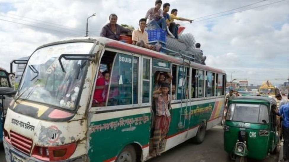 Uning külotlarini yechayotgan surati Sifatida ozini begonaga berdi