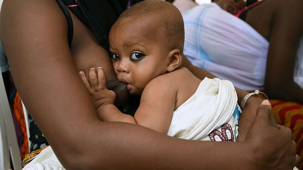 Cinq choses à savoir sur l'allaitement - BBC News Afrique
