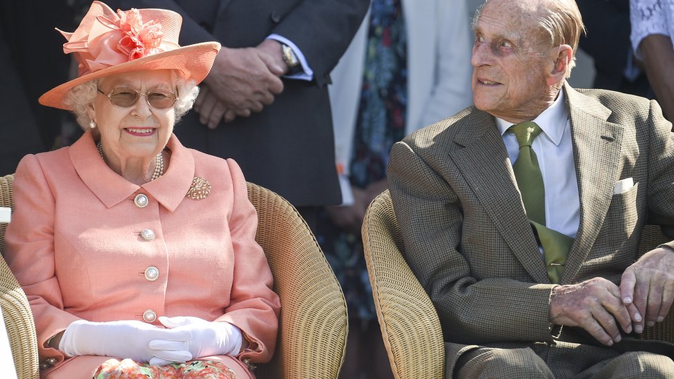 Royal Family: The Queen and Prince Philip given coronavirus vaccine - CBBC Newsround