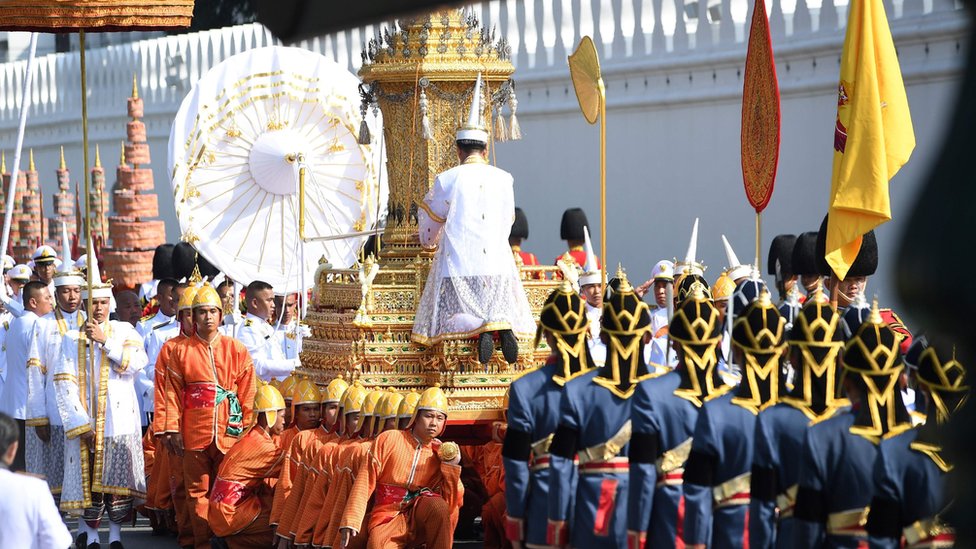 タイで故プミポン前国王の火葬 5日間の国葬の中心的儀式 - BBCニュース