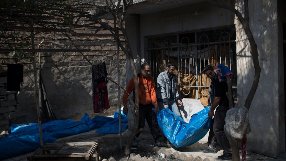 تقارير تفيد بأن نحو 50 جثة تم انتشالها من تحت الأنقاض في حي الموصل الجديدة