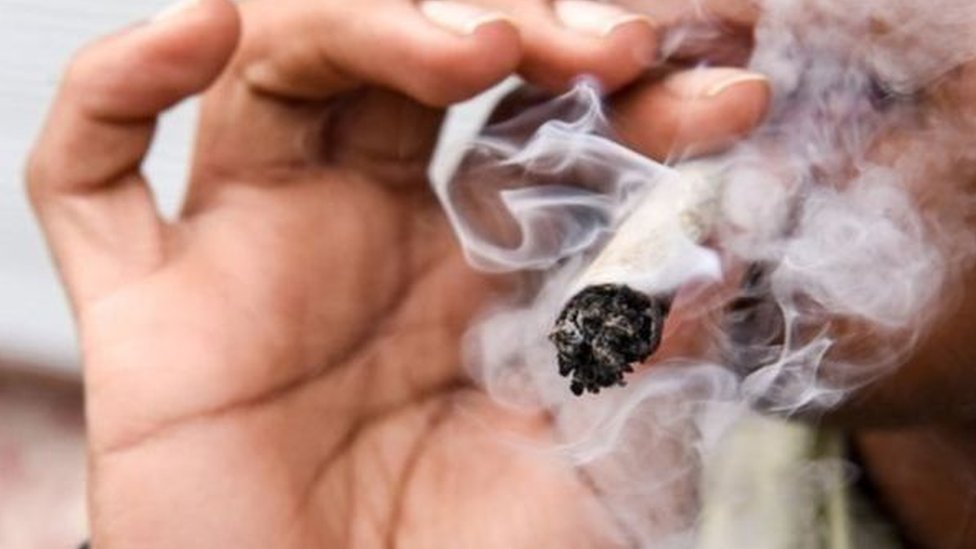 Men 50 yoshdan oshgan ayolning ichiga kirdim (porno) Tasma kiygan bekasi surati