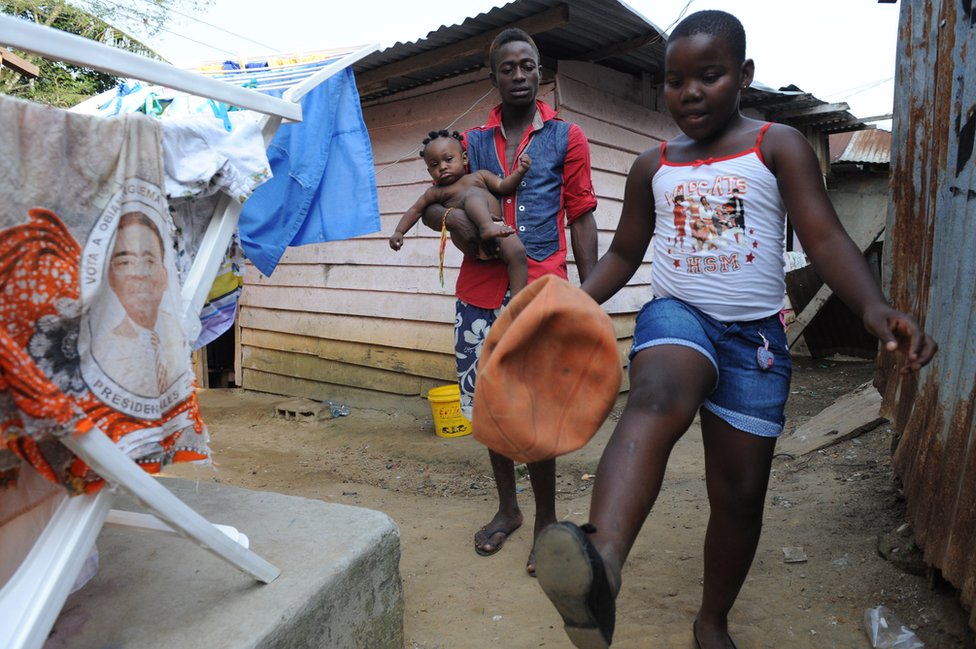 La desigualdad social impera en Guinea Ecuatorial, un país rico en petróleo con un bajo índice de desarrollo humano. Niños juegan en el exterior de una casa en Bata, Guinea Ecuatorial