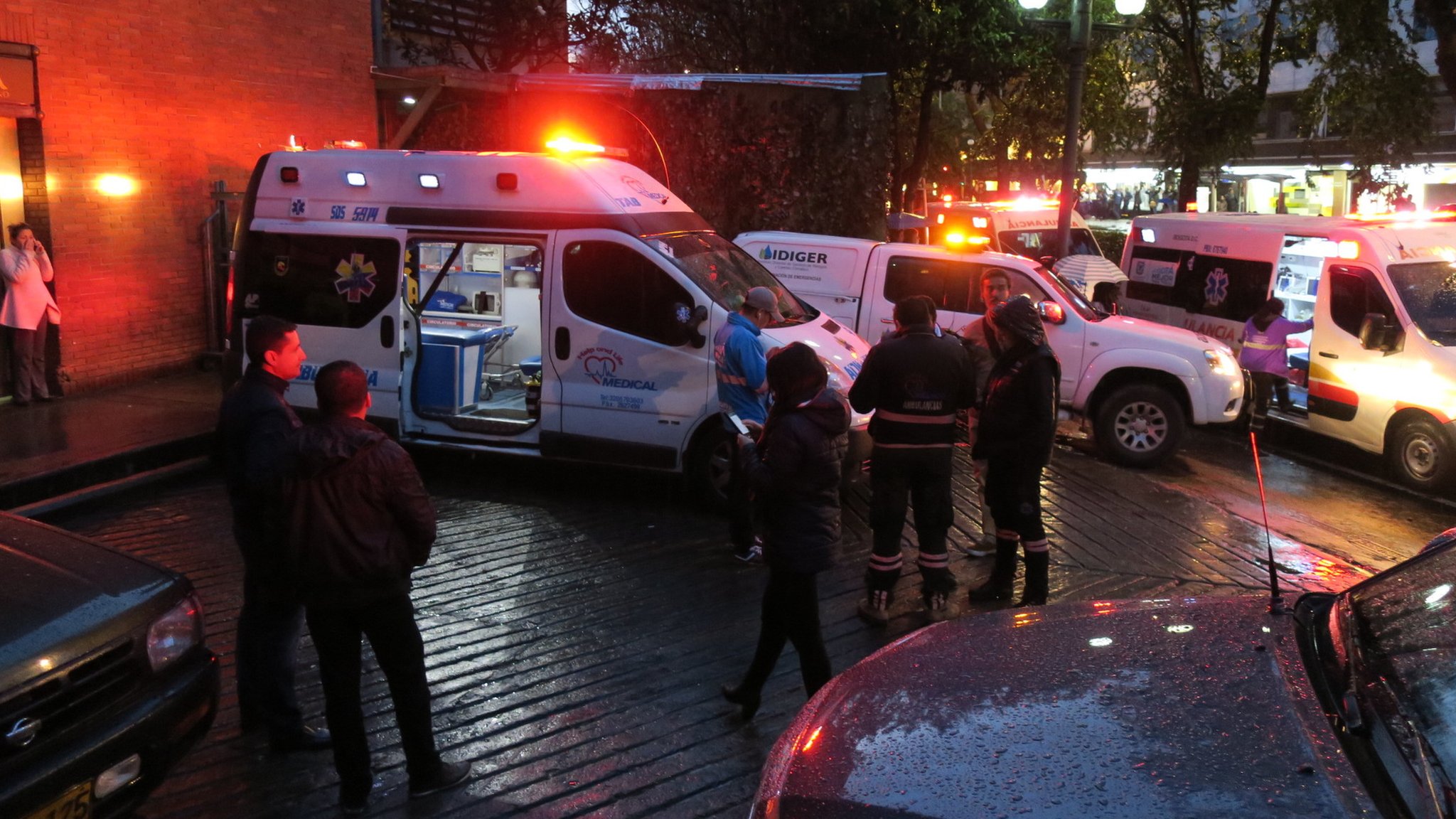 Three killed in blast at Colombia shopping centre