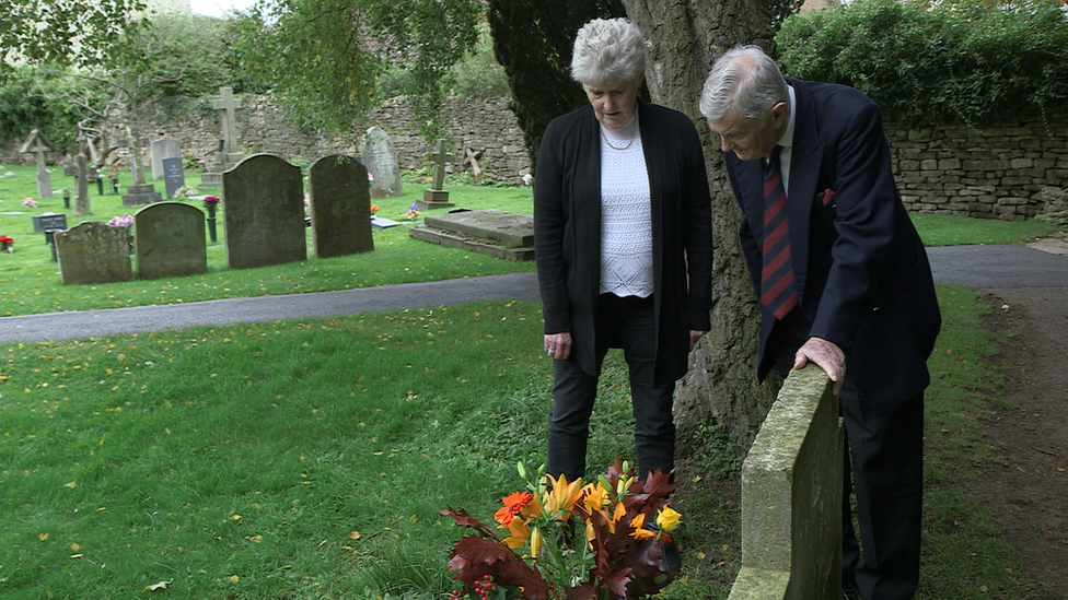 Kear dijo que era "brillante" descubrir quién estaba detrás de las flores que aparecían en la tumba de su hermano. Ann Kear y Ronald Seymour-Westborough
