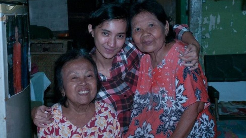 Oq külot va tayt kiygan ayollar Orta asrlarda ochiq porno