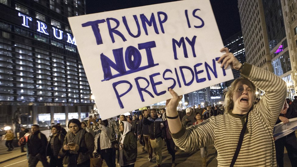 米極右が「反ファシズム」をねつ造で中傷 家庭内暴力の画像使い - BBC 