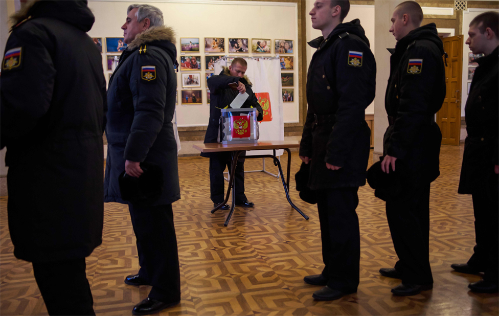 Marinos de la flotilla rusa del Mar Negro votaron anticipadamente en Sevastopol, Crimea.