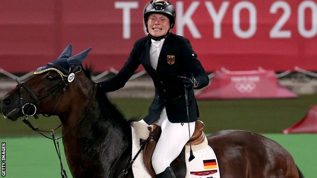 東京五輪】 馬を殴って失格 ドイツの近代五種監督 - BBCニュース