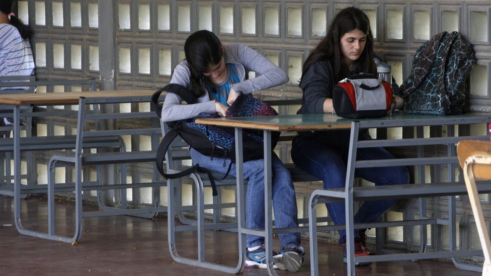 Dos alumnas sentadas en la Escuela de Petróleos. Foto. Humberto Matheus.