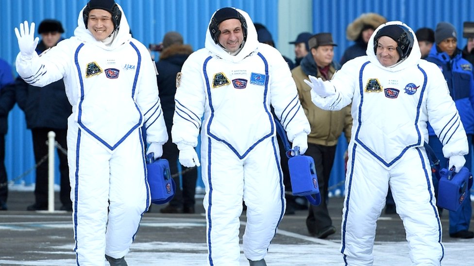 Miembros de la expedición 54/55 de la Estación Espacial Internacional: Norishige Kanai (izquierda), de la Agencia de Exploración Aeroespacial de Japón (JAXA); Anton Shkaplerov (centro), de Roscosmos; y Scott Tingle, de la Nasa, antes del lanzamiento del Soyuz MS-07 en el cosmódromo Baikonur, en Kazajstan, en diciembre.