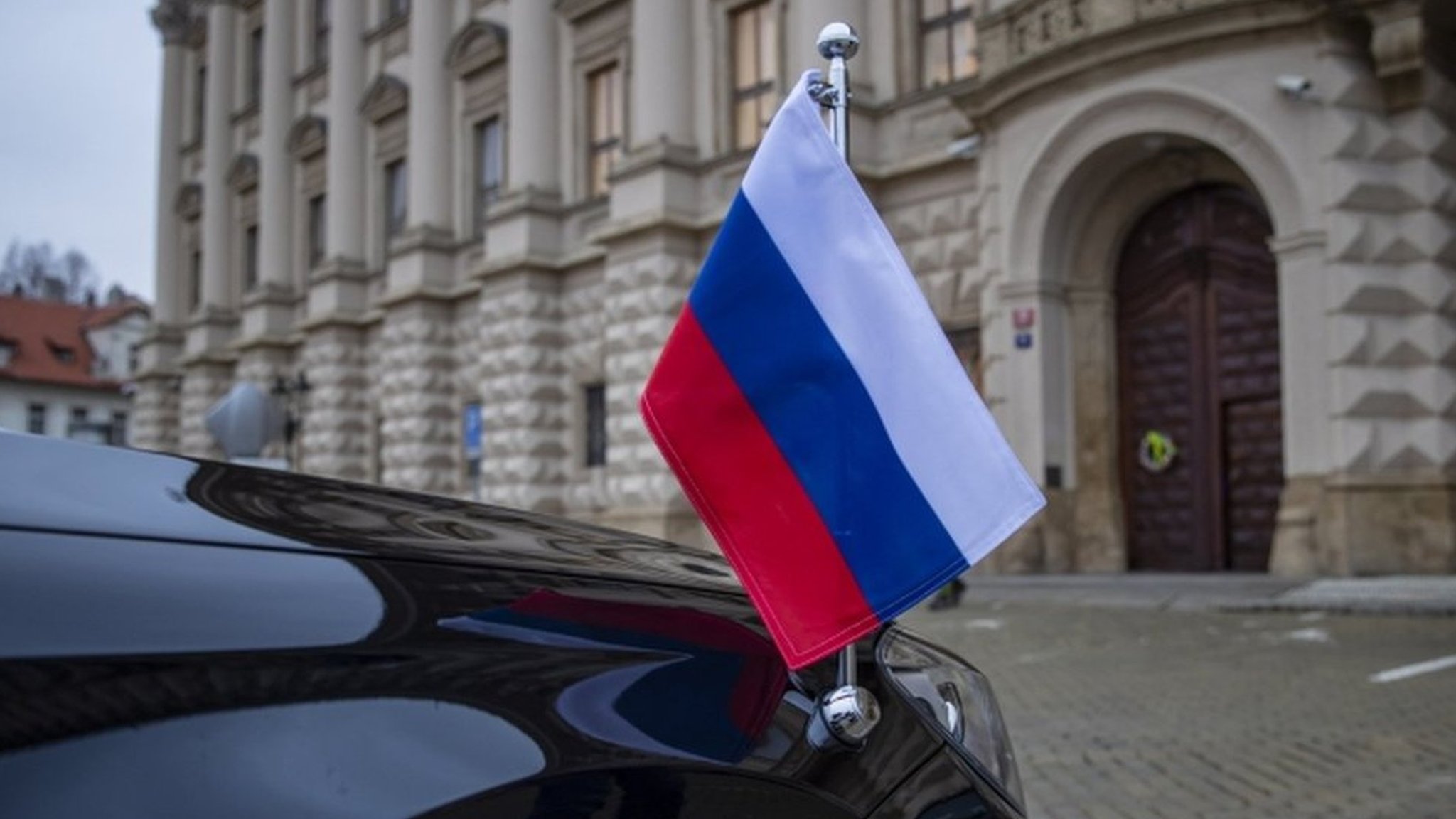 チェコとロシア、互いに外交官追放 2014年のチェコ弾薬庫爆発