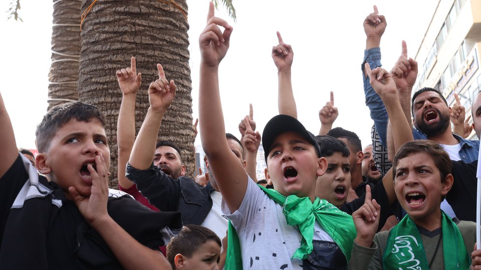 Men bir joja tutdim va uni podvalda qattiq sikdim.