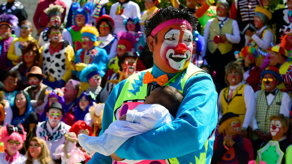 Веселые клоуны Латинской Америки выступили против страшных клоунов