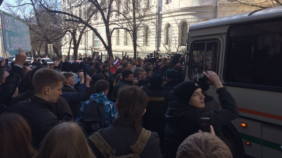 En esta foto de prensa proporcionada por Kira Yarmysh, secretaria de prensa de Alexei Navalny, la gente bloquea el camino del autobús de policía, donde mantienen detenido a Alexei Navalny, en el centro de Moscú.