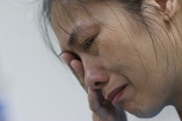 Una mujer llorando