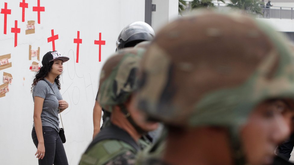 Una mujer, junto a militares hondureños.