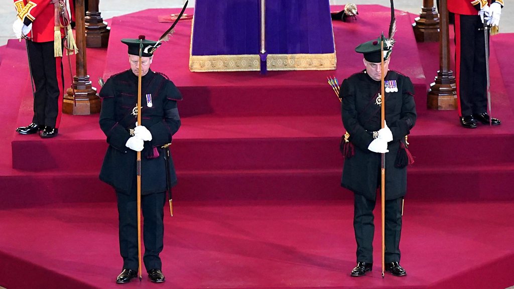 英女王の棺に不寝の番、護衛部隊所属の閣僚2人も制服で - BBCニュース