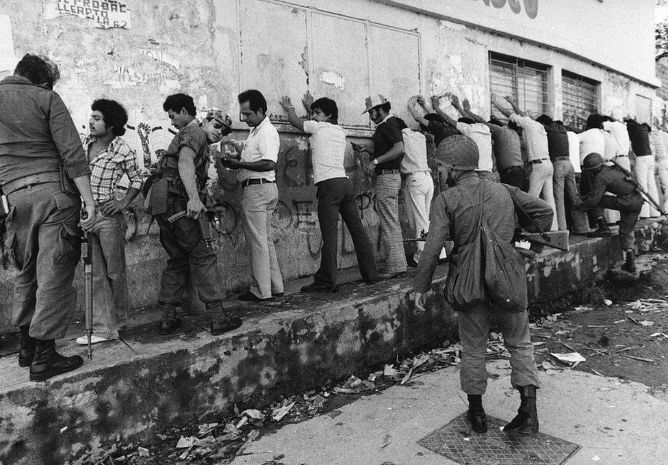 Soldados registran a estudiantes en San Salvador en 1980.