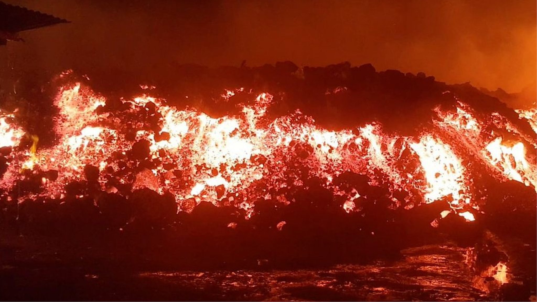 コンゴ民主共和国の火山噴火 住宅数百棟が焼失 cニュース