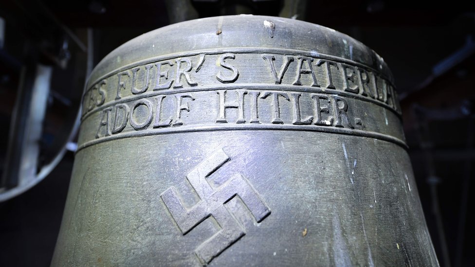 Una campana de la época nazi, que tiene grabada una esvástica, una línea que dice 