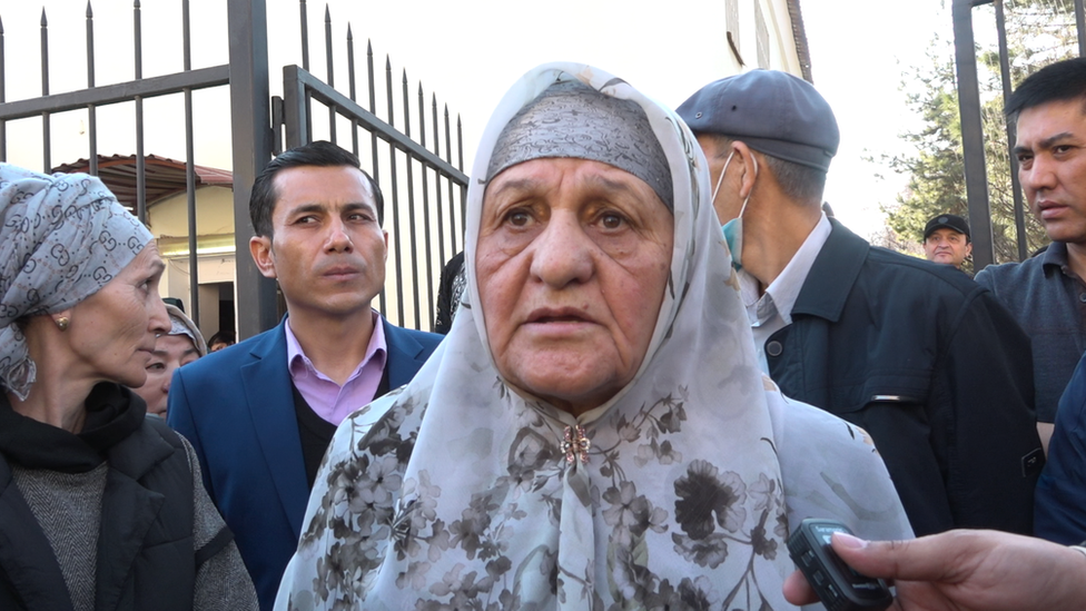 Шұлықтағы үлкен анал Подиумда жалаңаш модельдер шықты.