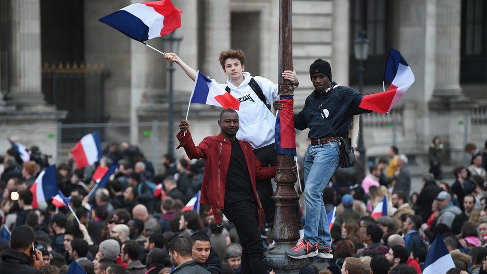 آلاف الفرنسيين خرجوا إلى الشوارع معبرين عن فرحهم بفوز ماكرون