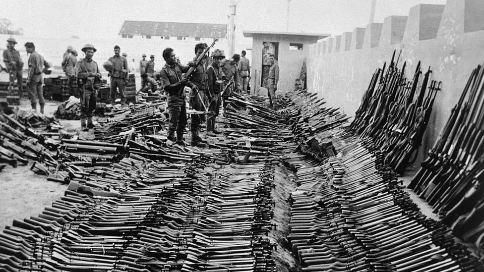 Qiz va trans ayol yigitni hayratda qoldirdi. Ikki qiz opishib jinsiy aloqa haqida video.