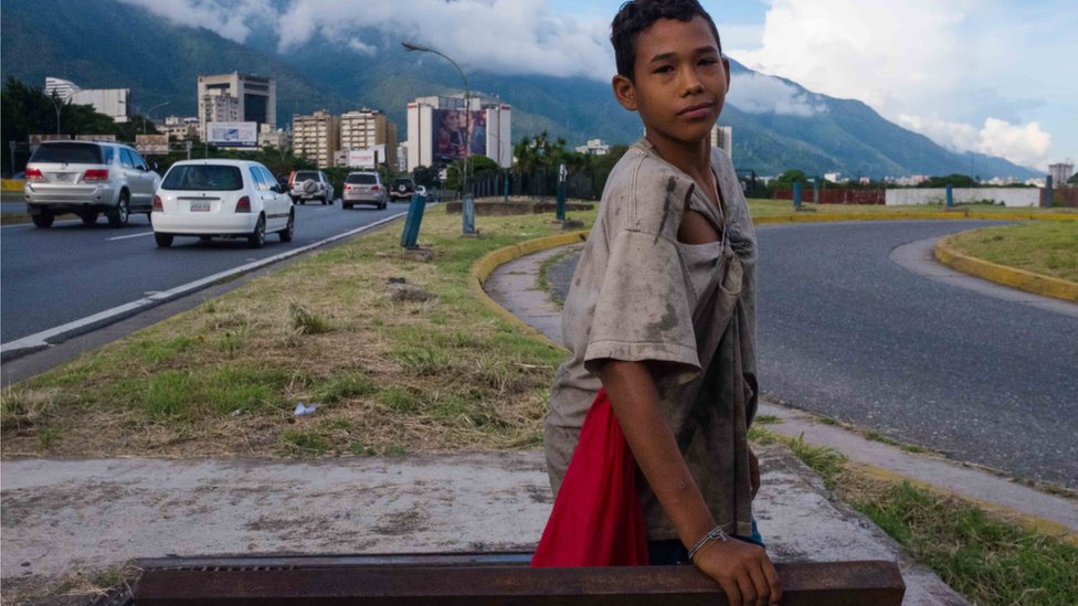 Nanye, de 12 anos, na entrada de uma galeria subterrnea que usa como esconderijo em uma das reas mais movimentadas de Caracas