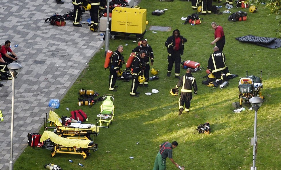 Bomberos fuera de la Torre Grenfell.