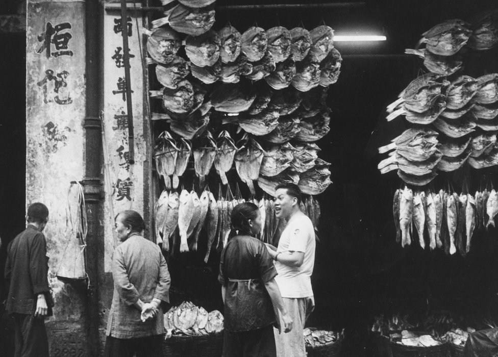 1955年香港的鹹魚攤檔。